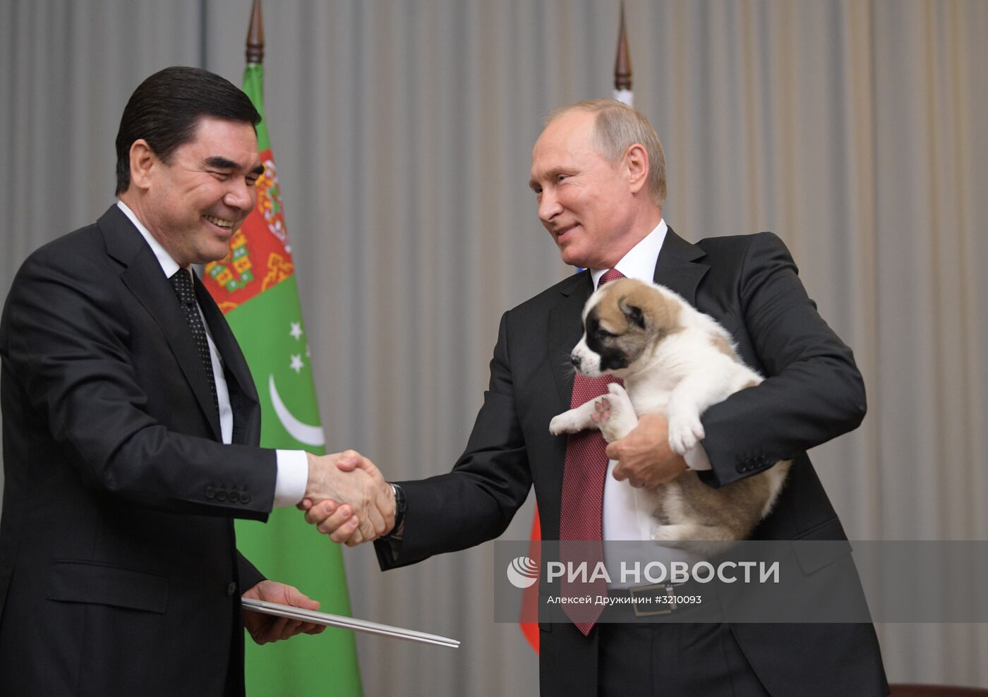 Президент РФ В. Путин встретился с президентом Туркмении Г. Бердымухамедовым