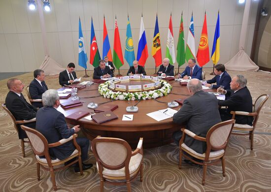 Президент РФ В. Путин принимает участие в заседании Совета глав государств СНГ