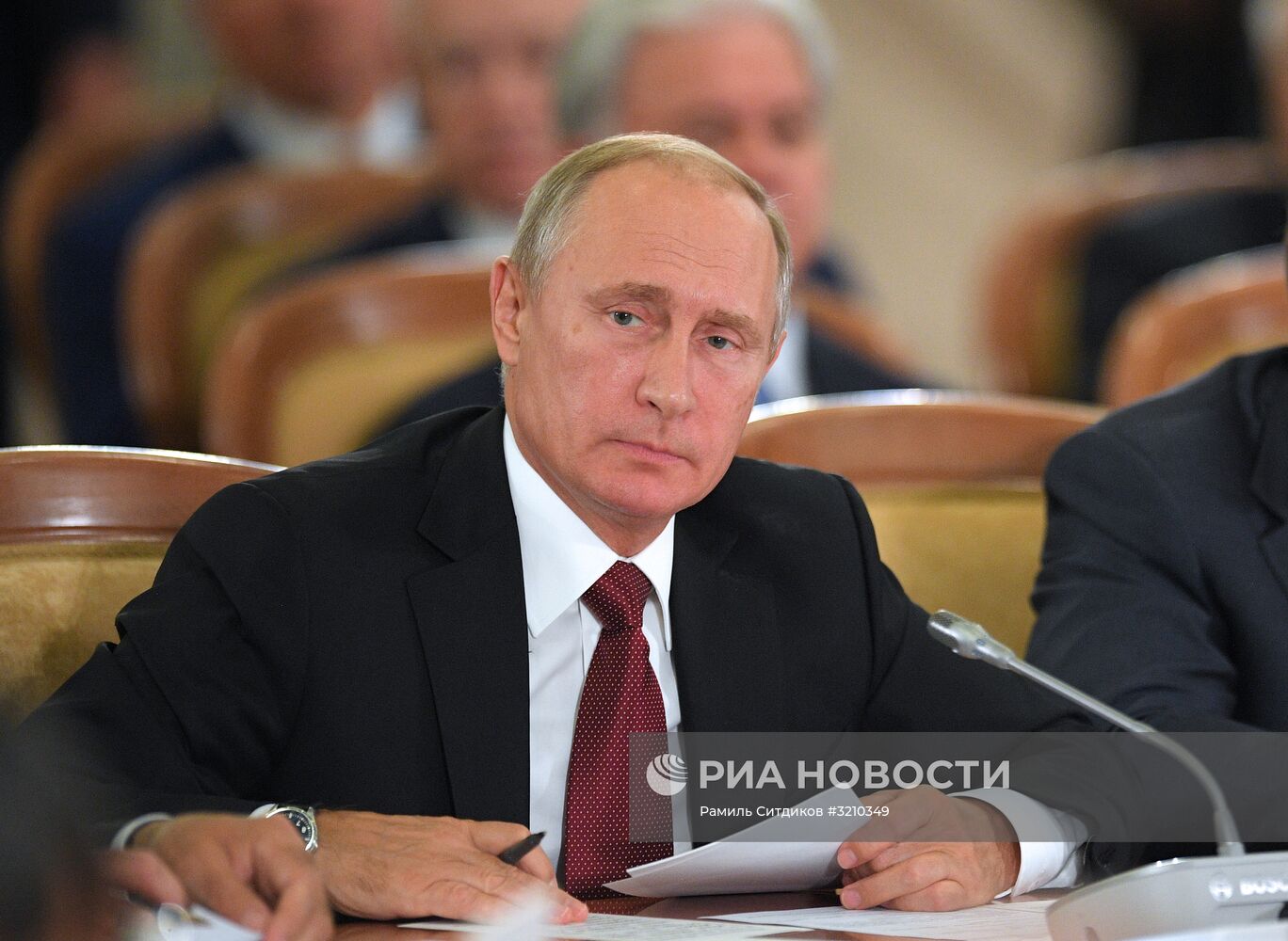 Президент РФ В. Путин принимает участие в заседании Совета глав государств СНГ