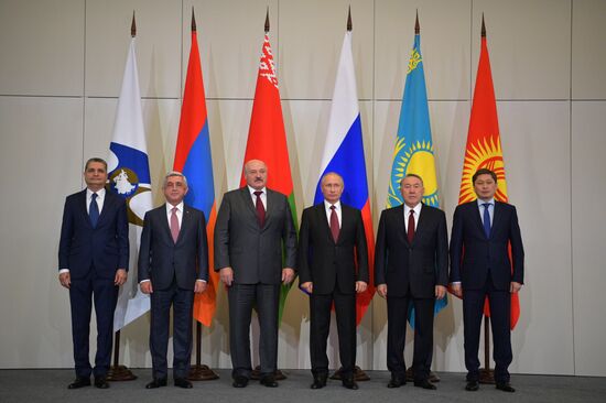 Президент РФ В. Путин принимает участие в саммите ЕврАзЭС