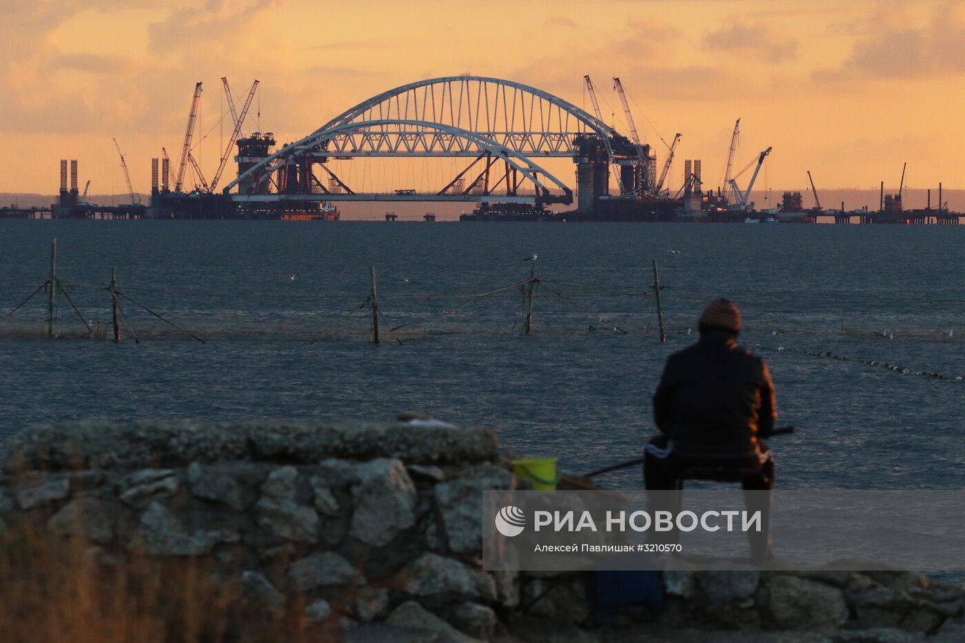 Установка автодорожной арки Крымского моста