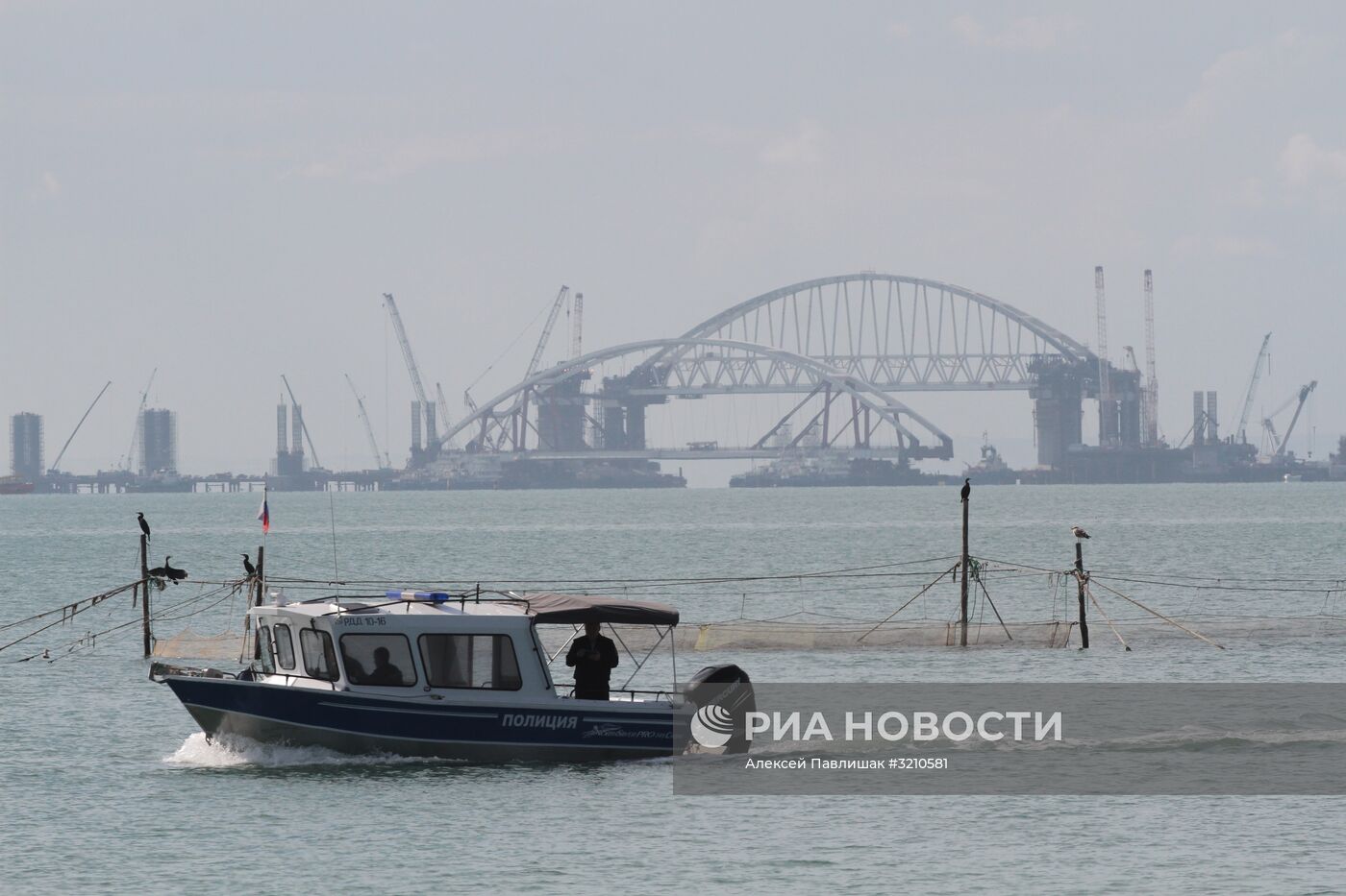 Установка автодорожной арки Крымского моста