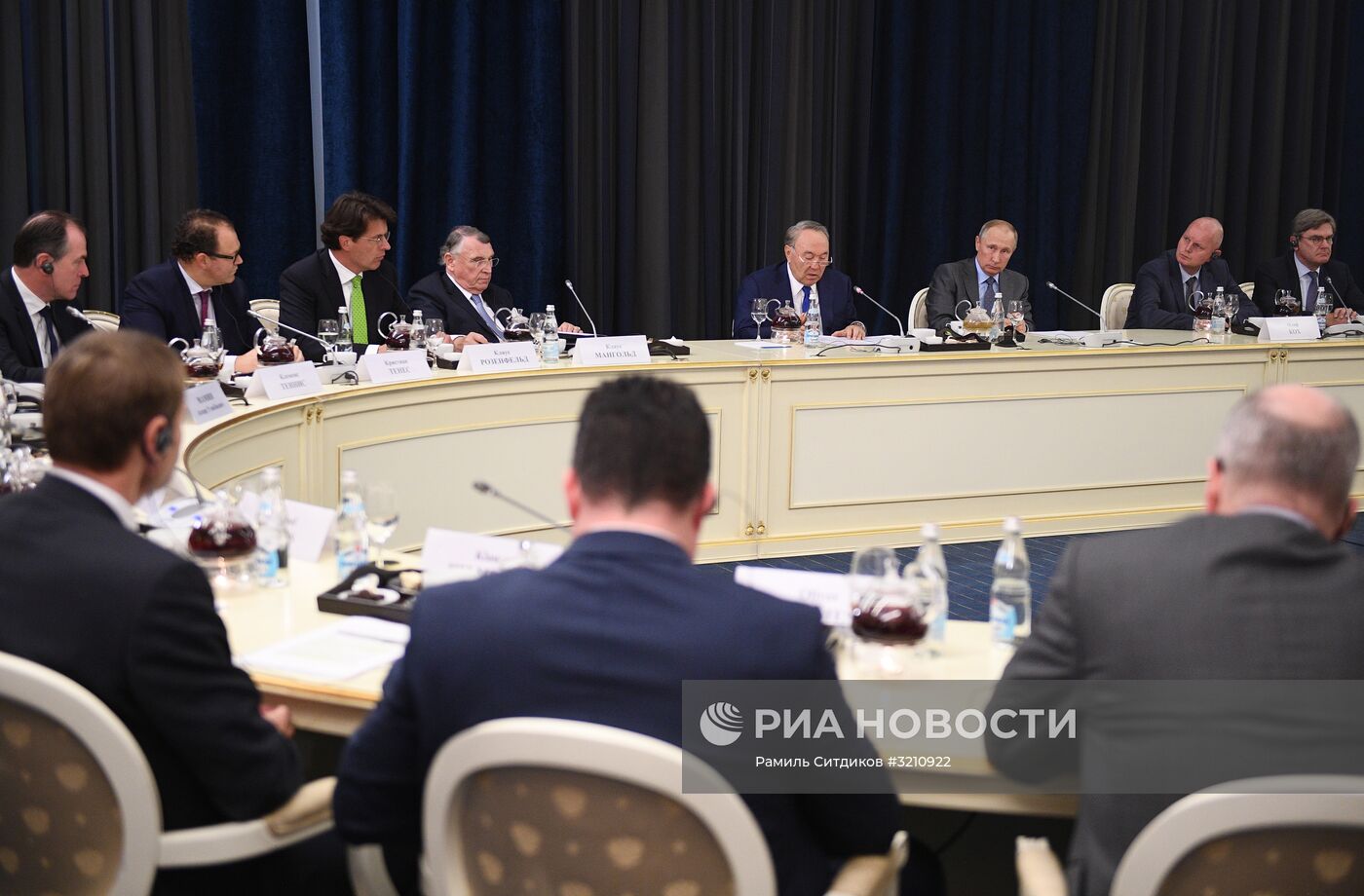 Президент РФ В. Путин встретился с представителями деловых кругов Германии