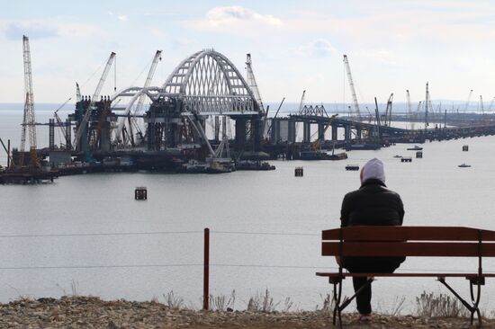 Установка автодорожной арки Крымского моста