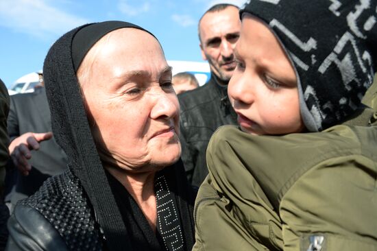 Встреча спасенных в Ираке российских детей в аэропорту Грозного