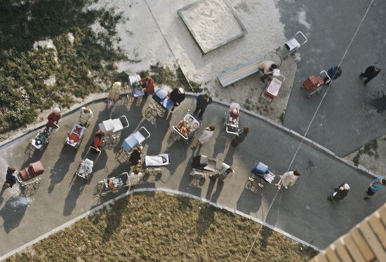 У здания детской поликлиники в Москве