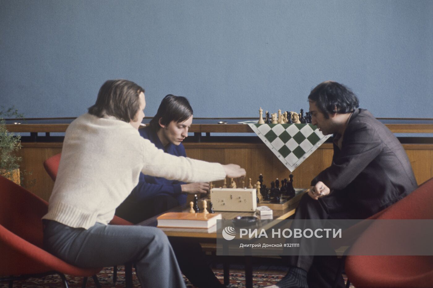 Чемпион мира по шахматам А. Карпов и М.Таль