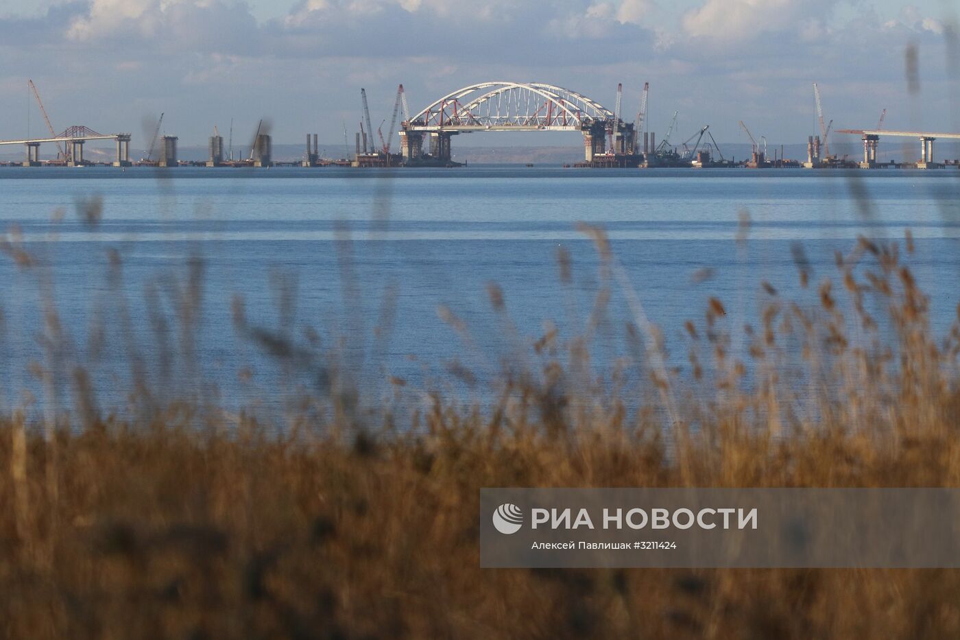 Автодорожная арка Крымского моста поднята на опоры