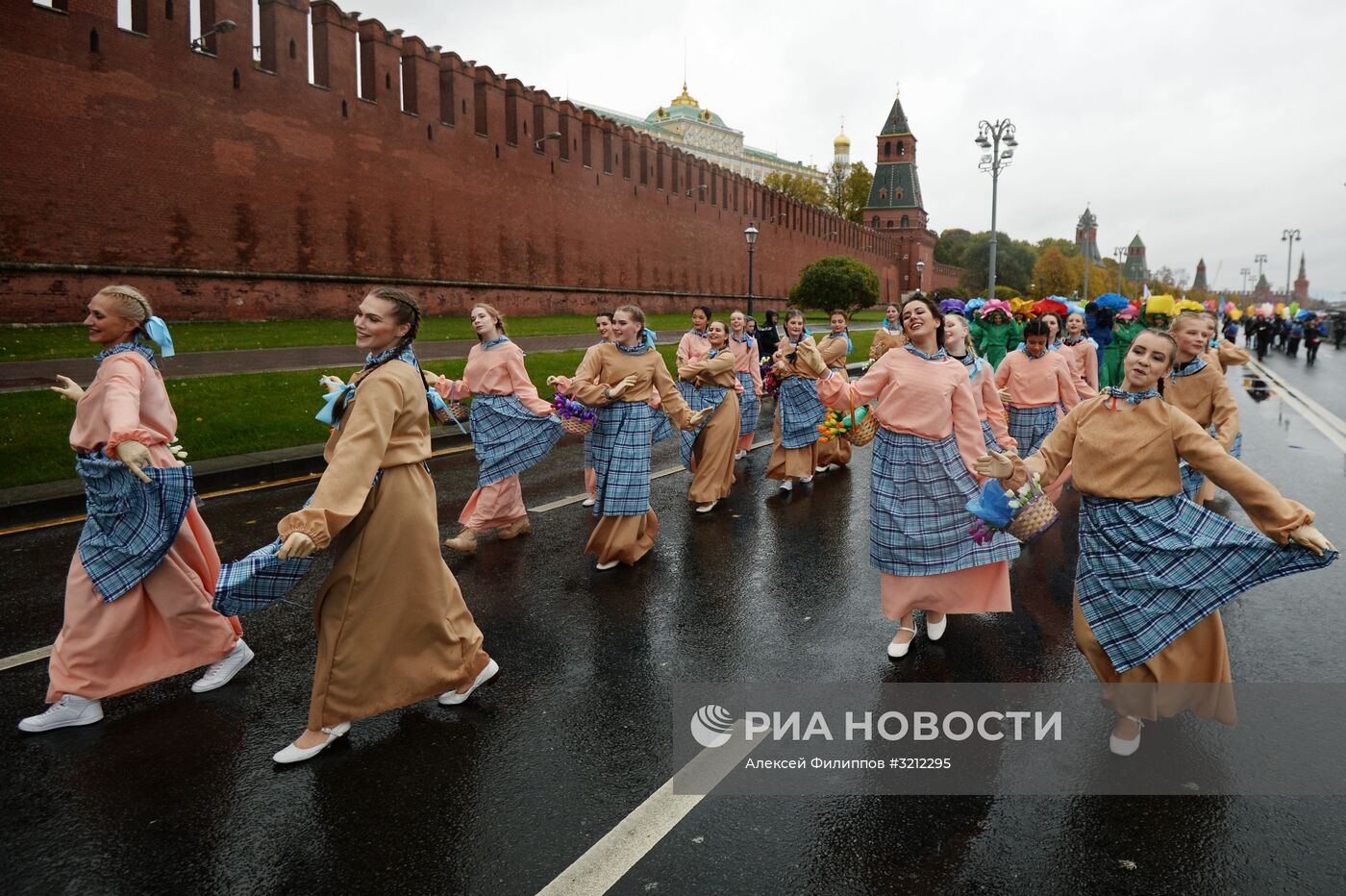 Карнавальное шествие в рамках XIX Всемирного фестиваля молодежи и студентов