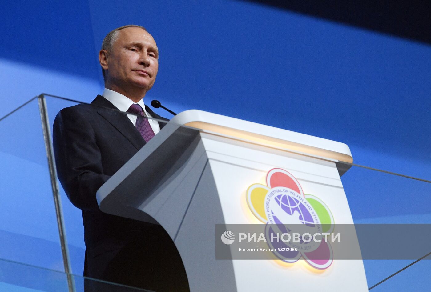 Президент РФ В. Путин принял участие в открытии Всемирного фестиваля молодёжи и студентов в Сочи
