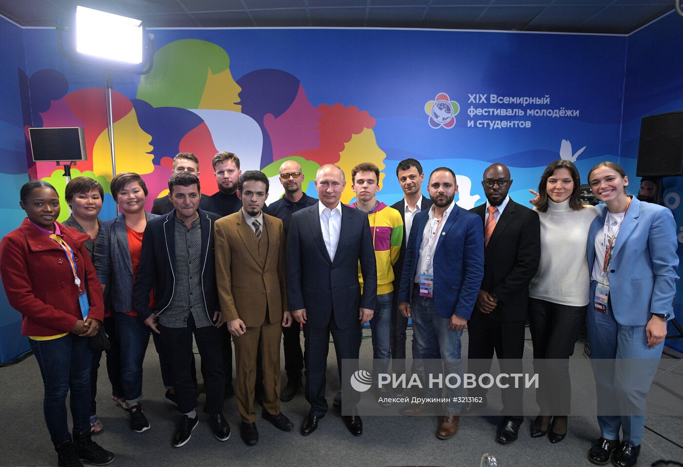 Президент РФ В. Путин принял участие в открытии Всемирного фестиваля молодёжи и студентов в Сочи