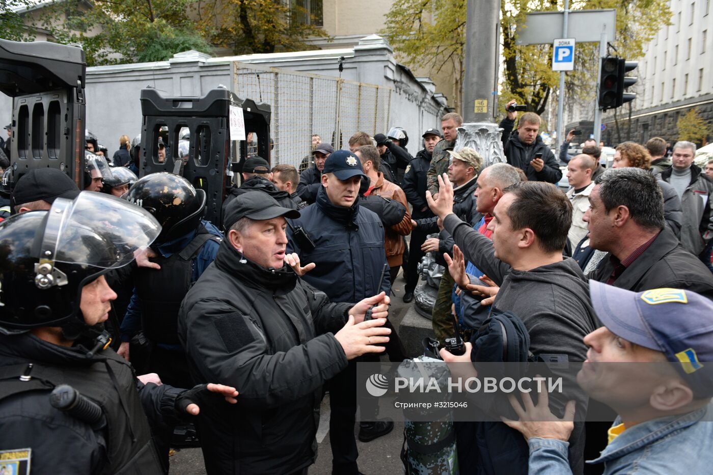 Акция протеста у здания Верховной рады Украины в Киеве