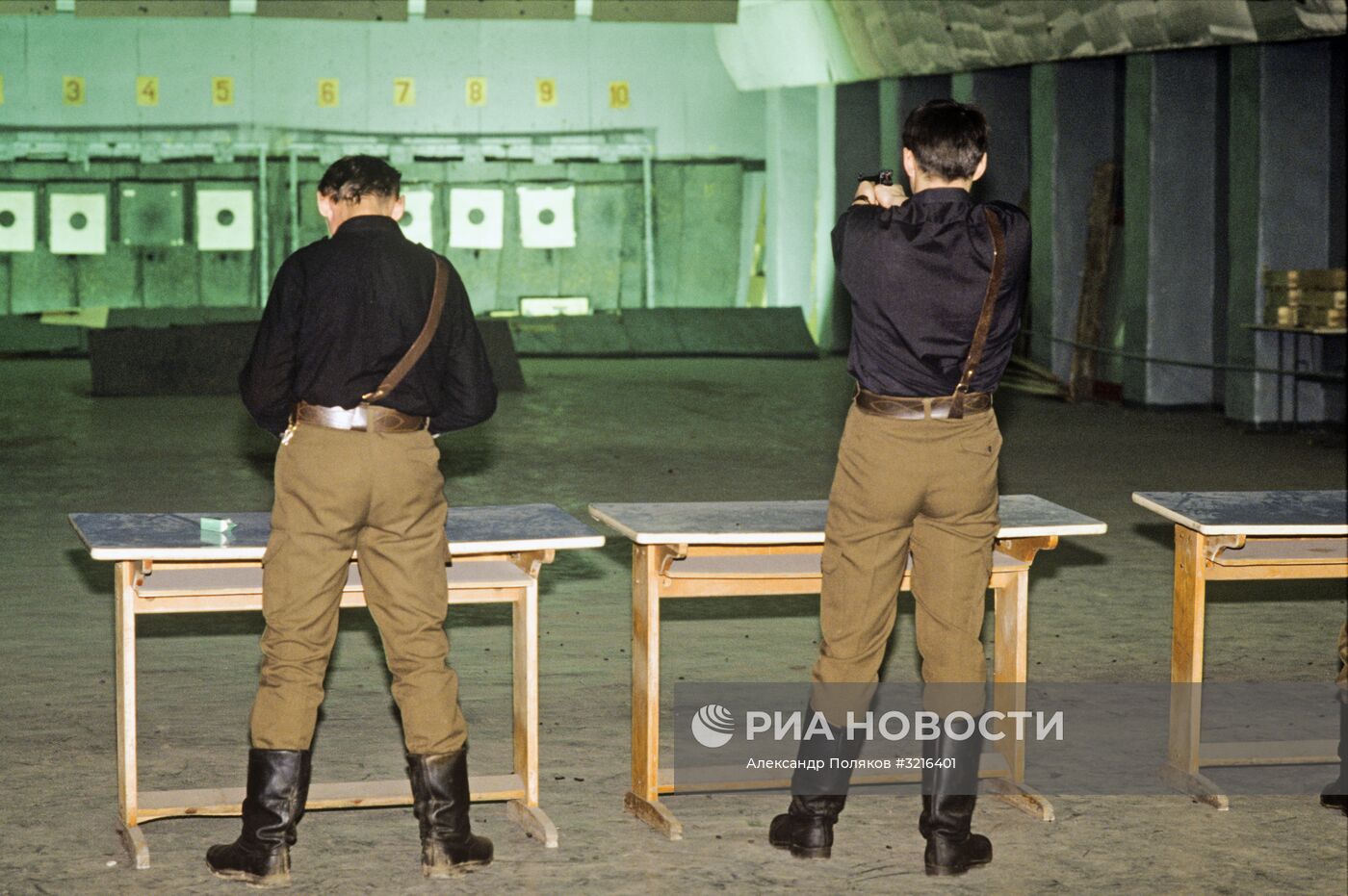 Бойцы РНЕ во время занятий по стрельбе