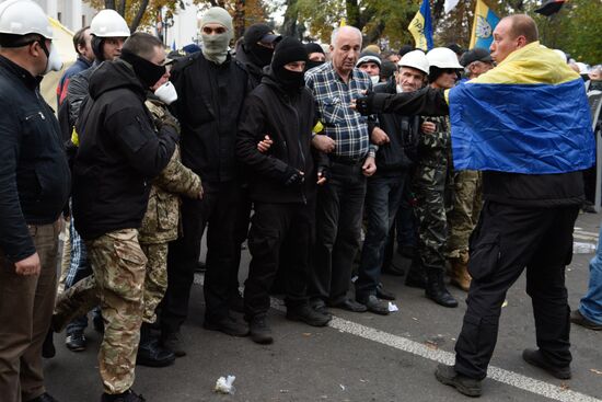 Митинг у здания Верховной рады Украины в Киеве