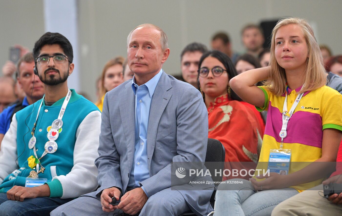 Президент РФ В. Путин посетил XIX Всемирный фестиваль молодежи и студентов