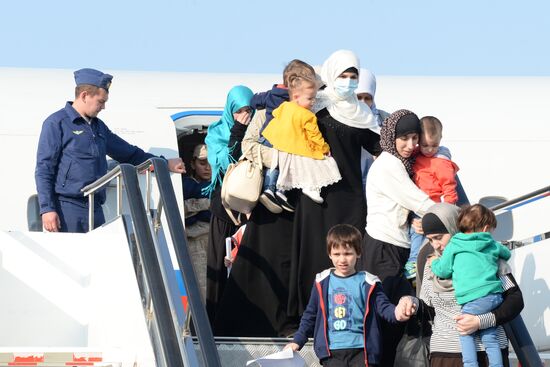 Встреча спасенных в Сирии российских детей в аэропорту Грозного