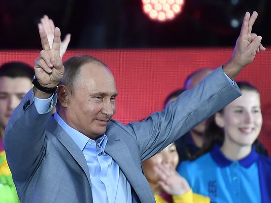 Президент РФ В. Путин посетил XIX Всемирный фестиваль молодежи и студентов