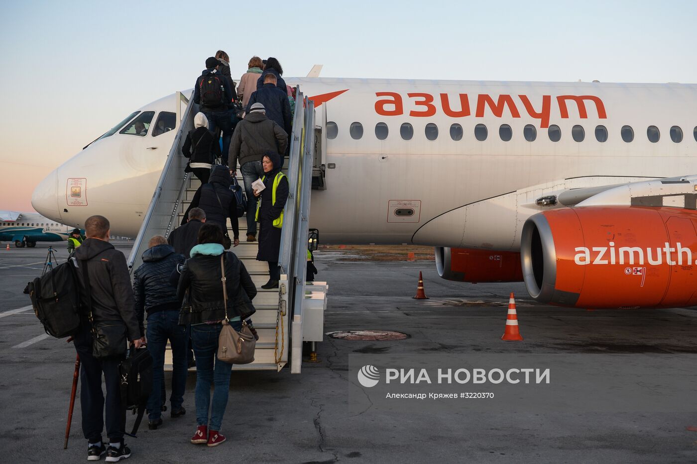 Первый рейс новой авиакомпании "Азимут" в Новосибирске