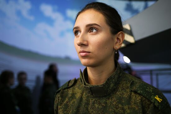 Курсантки Краснодарского высшего военного авиационного училища