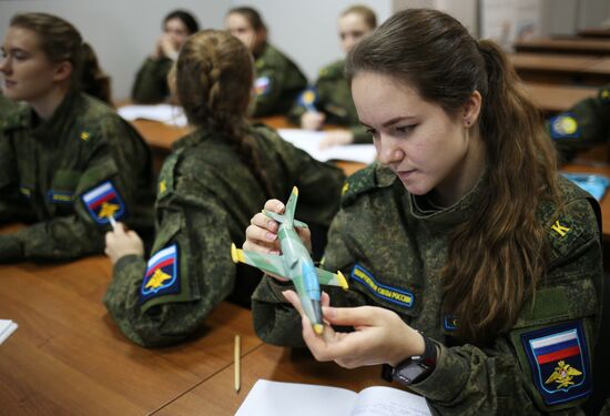 Курсантки Краснодарского высшего военного авиационного училища
