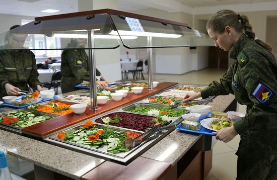 Курсантки Краснодарского высшего военного авиационного училища