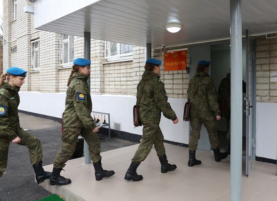 Курсантки Краснодарского высшего военного авиационного училища