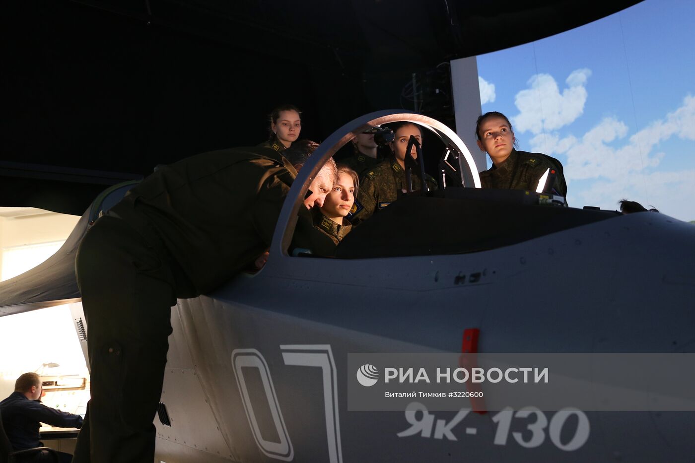 Курсантки Краснодарского высшего военного авиационного училища