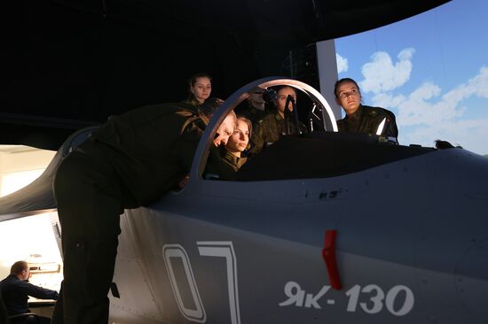 Курсантки Краснодарского высшего военного авиационного училища