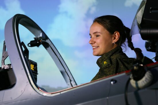 Курсантки Краснодарского высшего военного авиационного училища