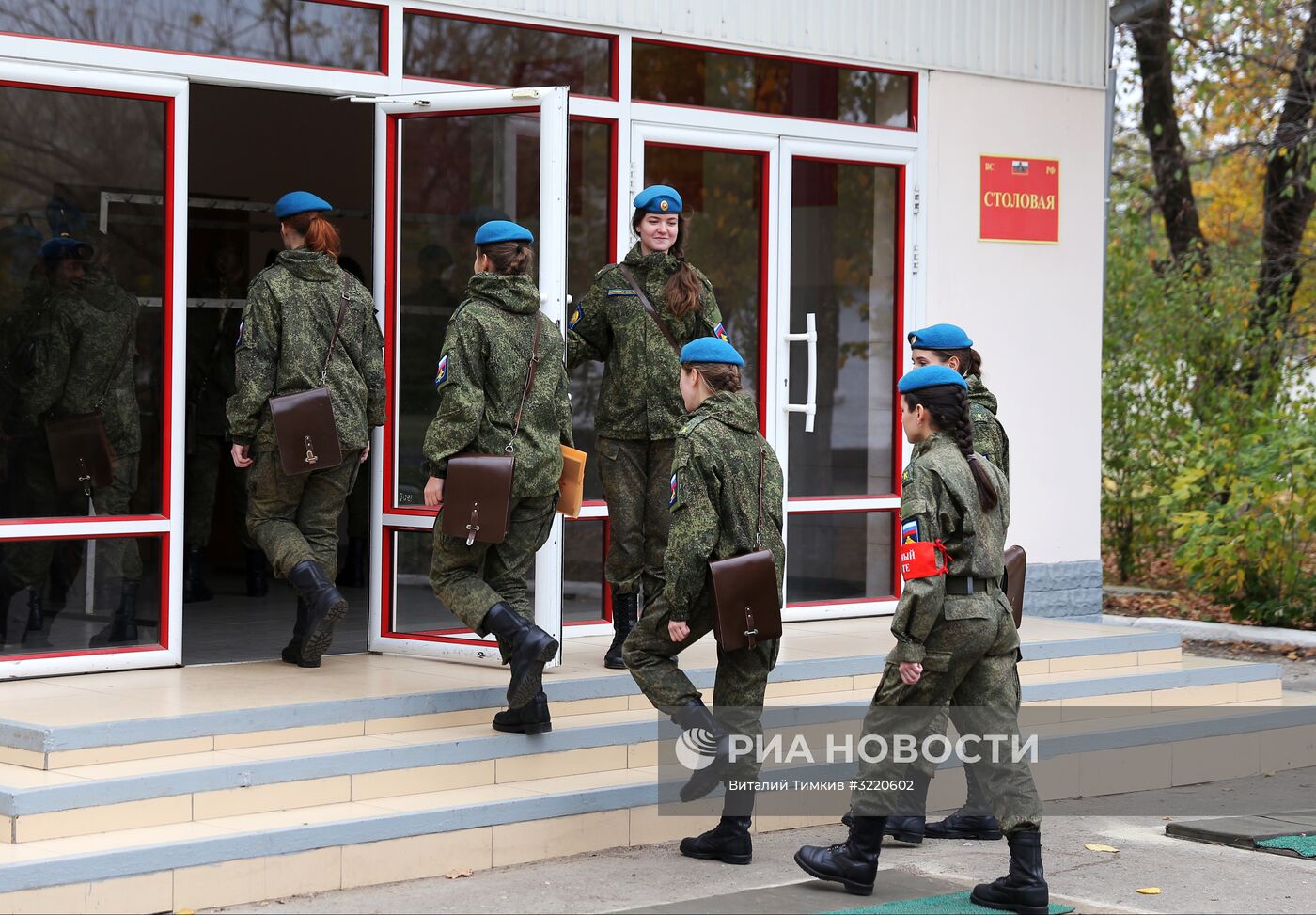 Курсантки Краснодарского высшего военного авиационного училища