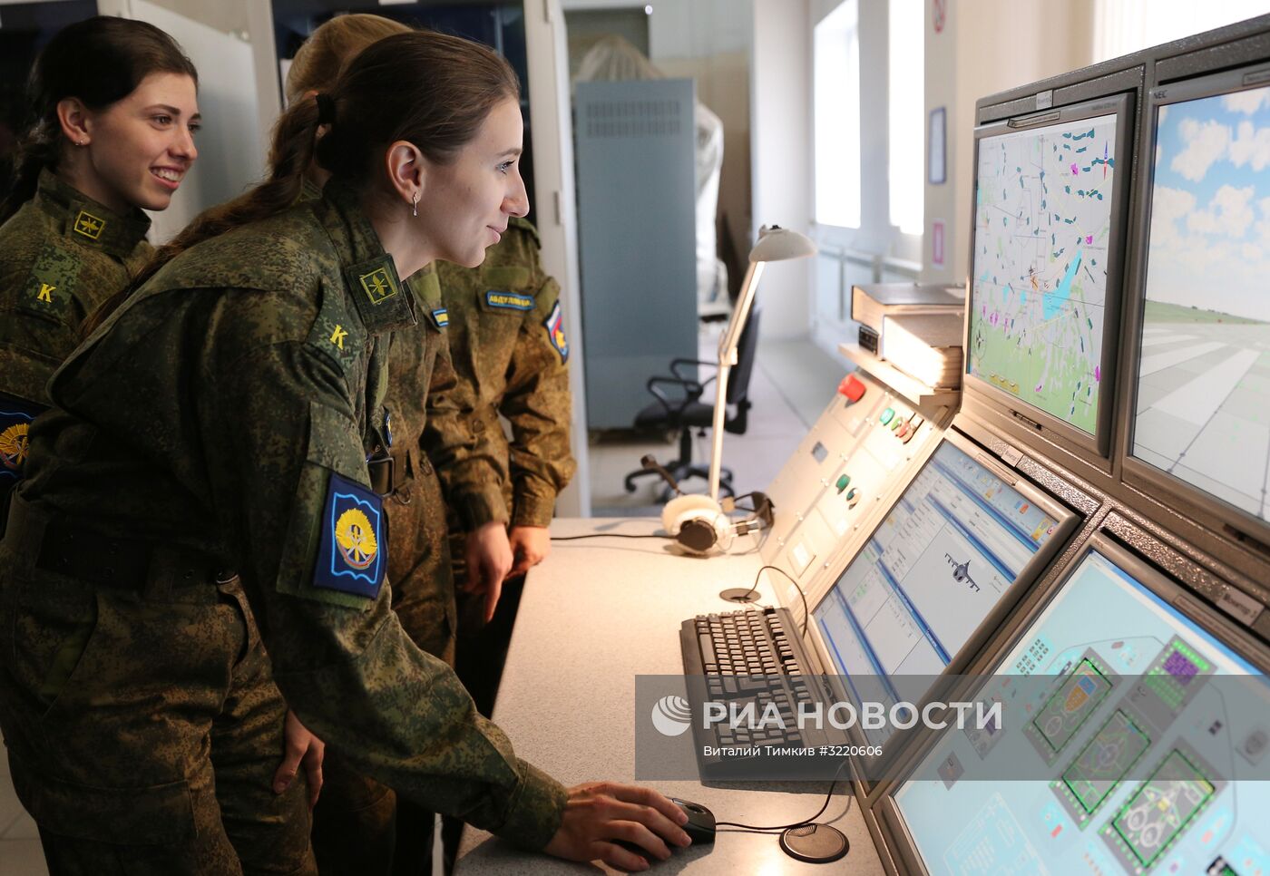 Курсантки Краснодарского высшего военного авиационного училища