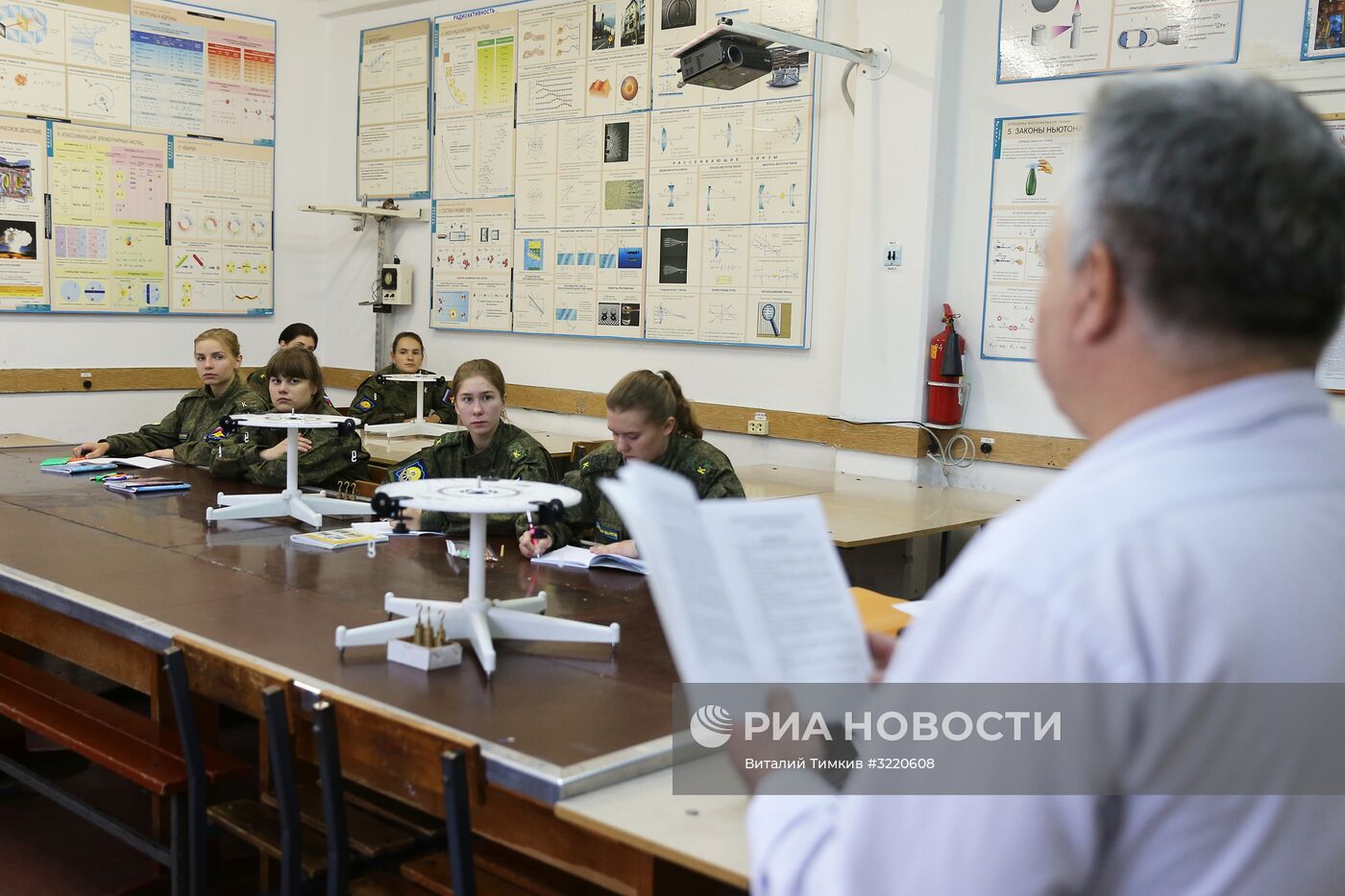 Курсантки Краснодарского высшего военного авиационного училища