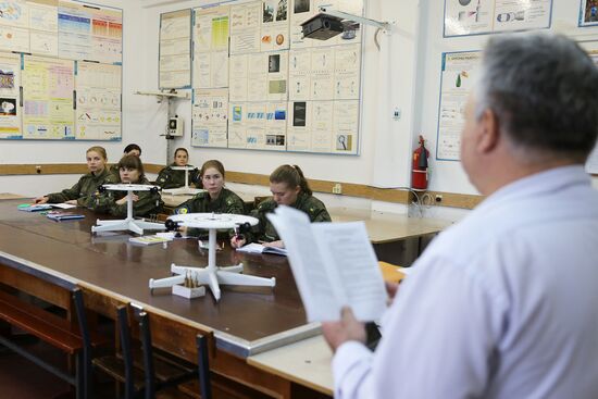 Курсантки Краснодарского высшего военного авиационного училища