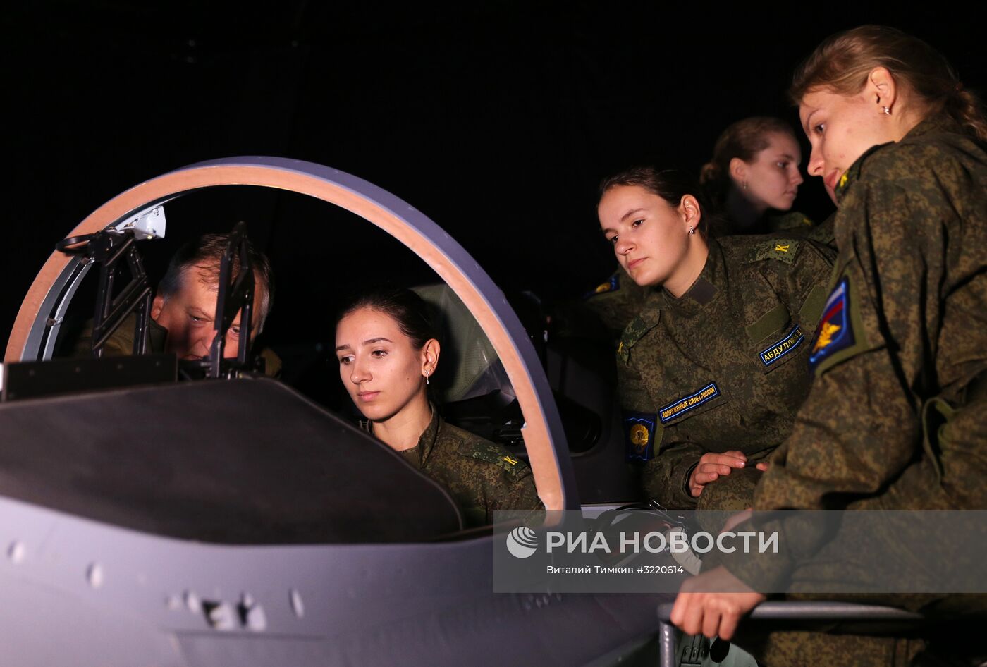 Курсантки Краснодарского высшего военного авиационного училища