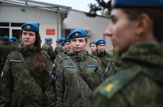 Курсантки Краснодарского высшего военного авиационного училища