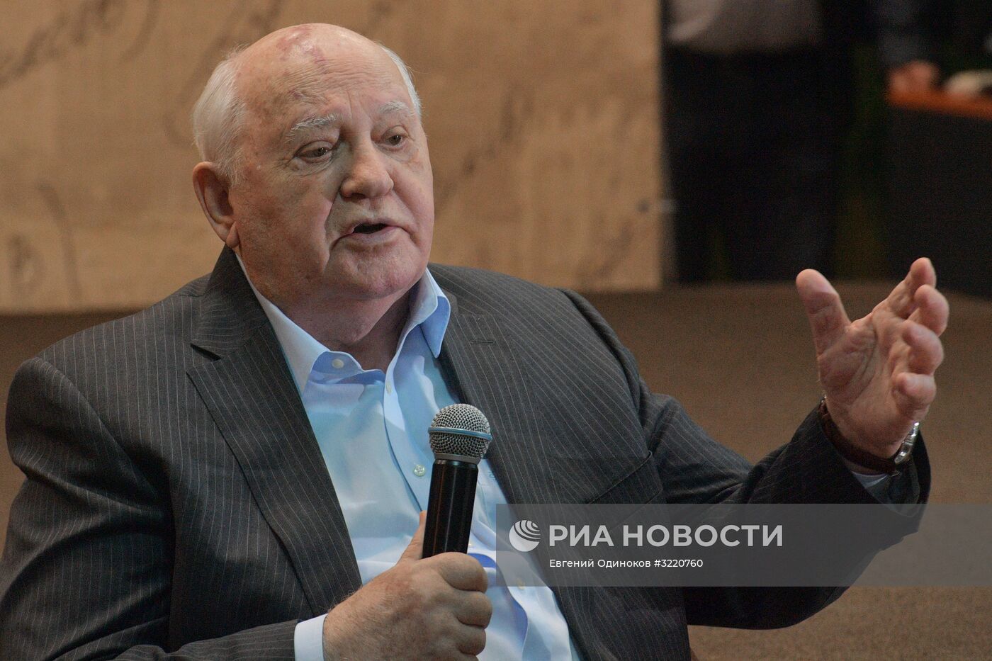 Презентация книги М. Горбачева "Остаюсь оптимистом" в Московском Доме Книги