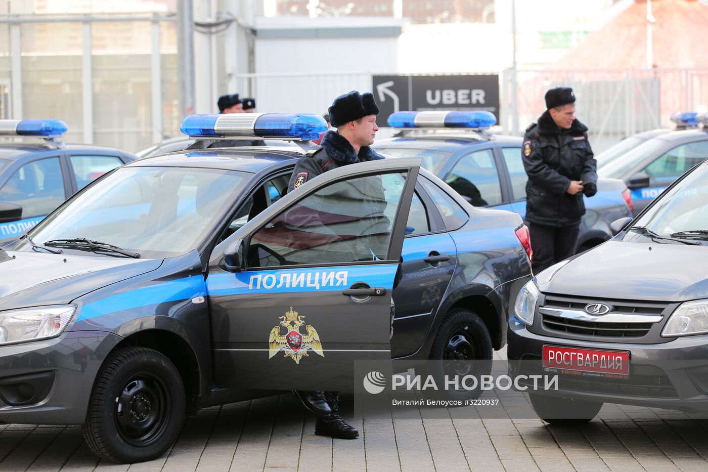 Передача легковых служебных автомобилей подразделениям вневедомственной  охраны | РИА Новости Медиабанк