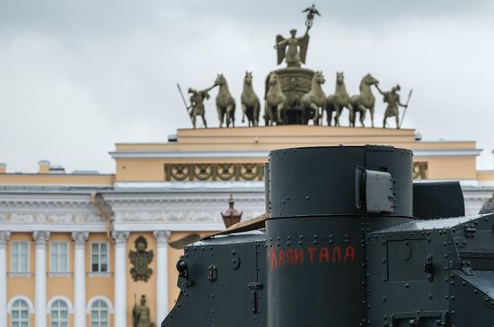 Установка броневика "Враг капитала" в Большом дворе Зимнего дворца