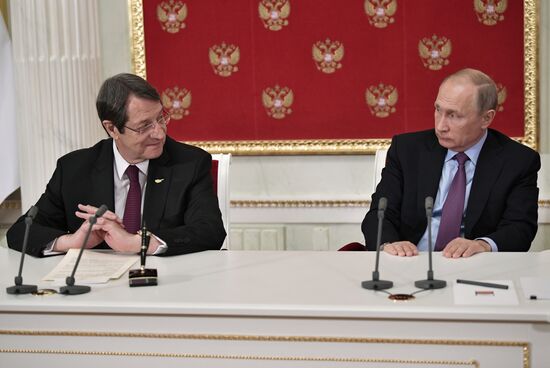 Президент РФ В. Путин встретился с президентом Кипра Н. Анастасиадисом