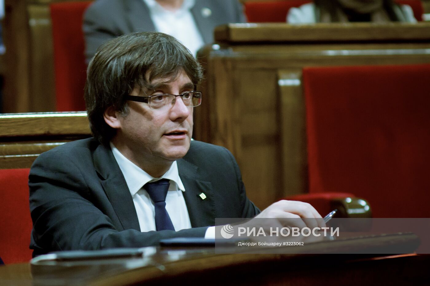 Парламент Каталонии обсудил ответные меры на действия Мадрида