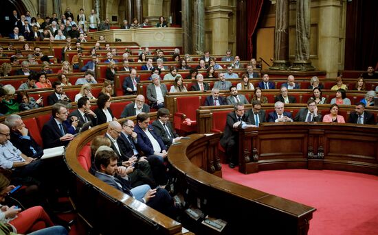 Парламент Каталонии обсудил ответные меры на действия Мадрида