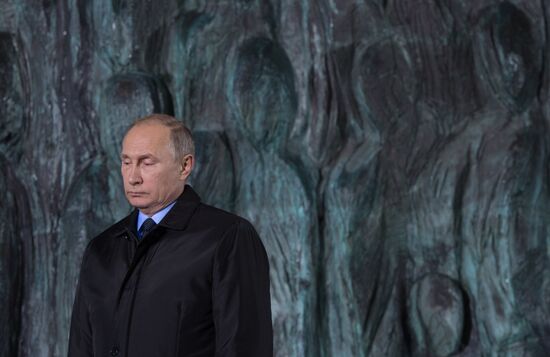 Президент РФ В. Путин принял участие в церемонии открытия мемориала "Стена скорби"