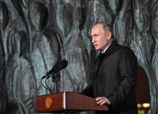 Президент РФ В. Путин принял участие в церемонии открытия мемориала "Стена скорби"