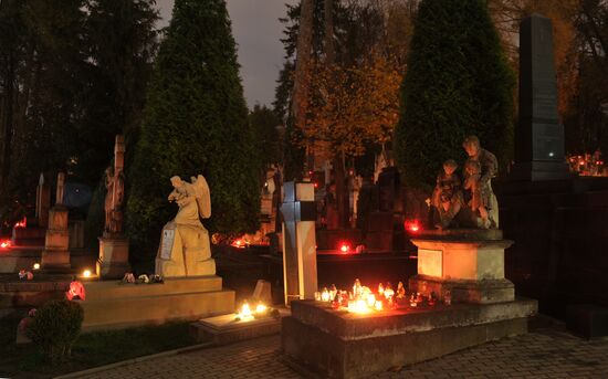 День всех святых на Лычаковском кладбище во Львове