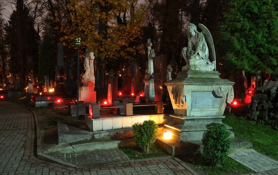 День всех святых на Лычаковском кладбище во Львове