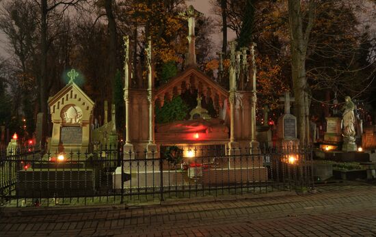 День всех святых на Лычаковском кладбище во Львове