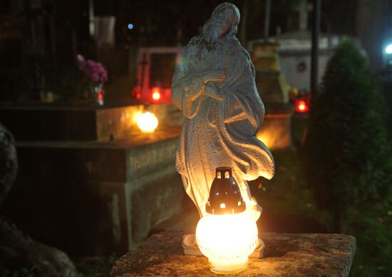 День всех святых на Лычаковском кладбище во Львове