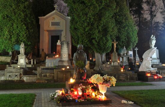 День всех святых на Лычаковском кладбище во Львове