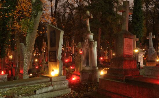День всех святых на Лычаковском кладбище во Львове