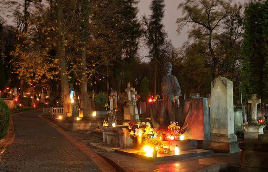 День всех святых на Лычаковском кладбище во Львове
